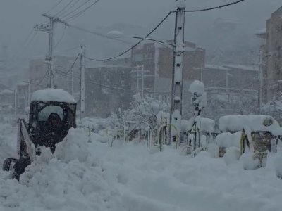 تداوم برف‌روبی در پل سفید