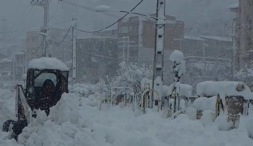 تداوم برف‌روبی در پل سفید