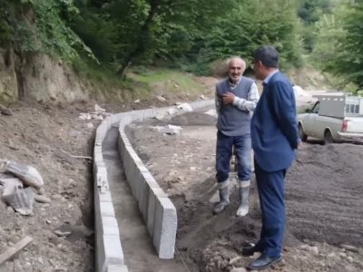بازدید مهندس اکبرنژاد از اجرای مرحله دوم جدول هدایت آب‌های سطحی جاده نوسرا