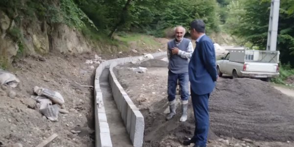 بازدید مهندس اکبرنژاد از اجرای مرحله دوم جدول هدایت آب‌های سطحی جاده نوسرا