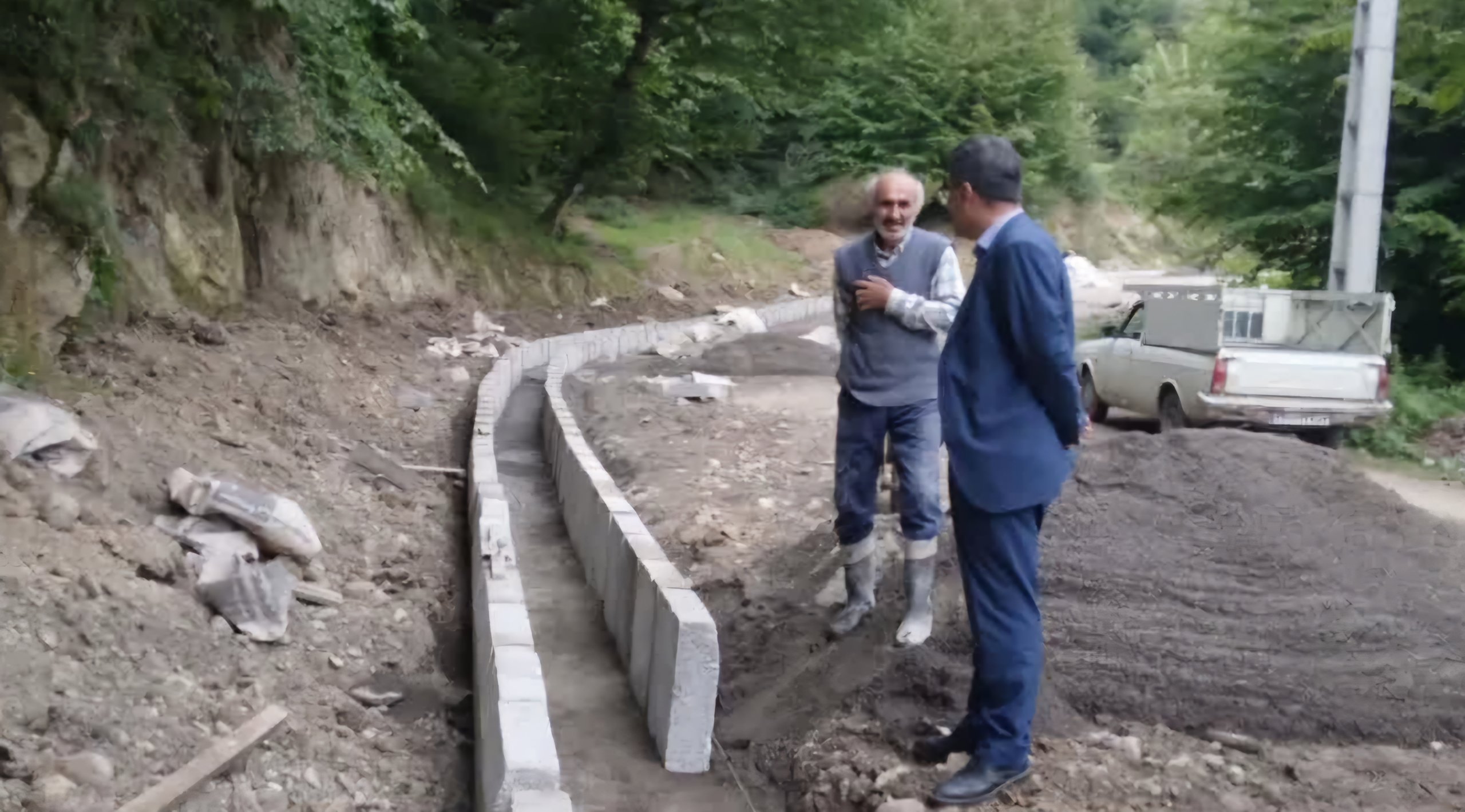 بازدید مهندس اکبرنژاد از اجرای مرحله دوم جدول هدایت آب‌های سطحی جاده نوسرا