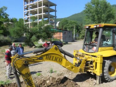 بازدید مهندس اکبرنژاد از پروژه اجرای سیستم بی‌هوازی فاضلاب در آزادمهر