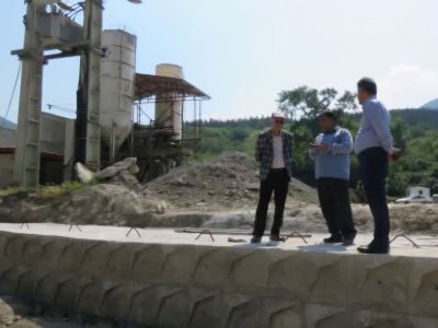 بازدید مهندس اکبرنژاد شهردار از دیوار حفاظتی ایستگاه بتن شهرداری