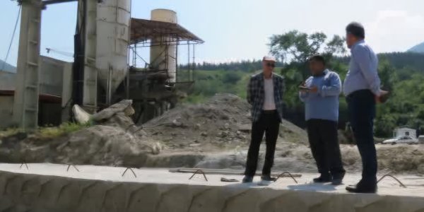بازدید مهندس اکبرنژاد شهردار از دیوار حفاظتی ایستگاه بتن شهرداری